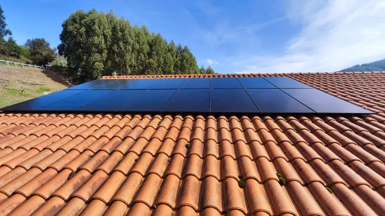 Guía de mantenimiento para tu instalación fotovoltaica: asegura su rendimiento y longevidad